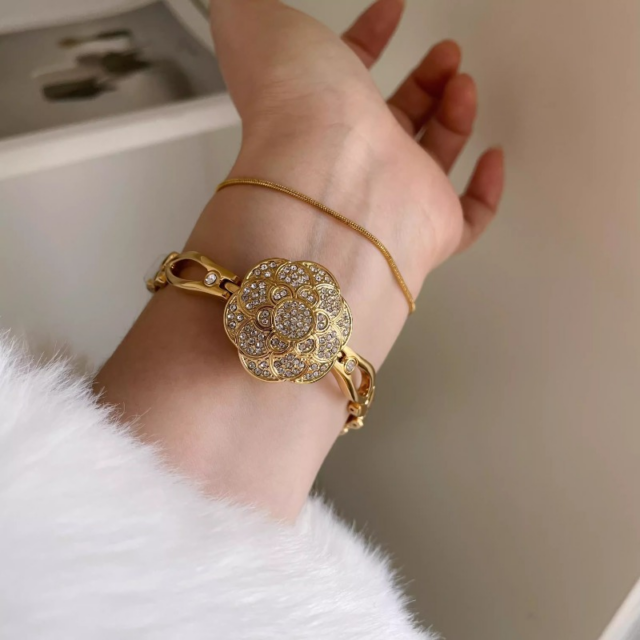 Women’s Gold Camellia Flip-Top Quartz Watch – Elegant Bracelet Style with Hidden Dial