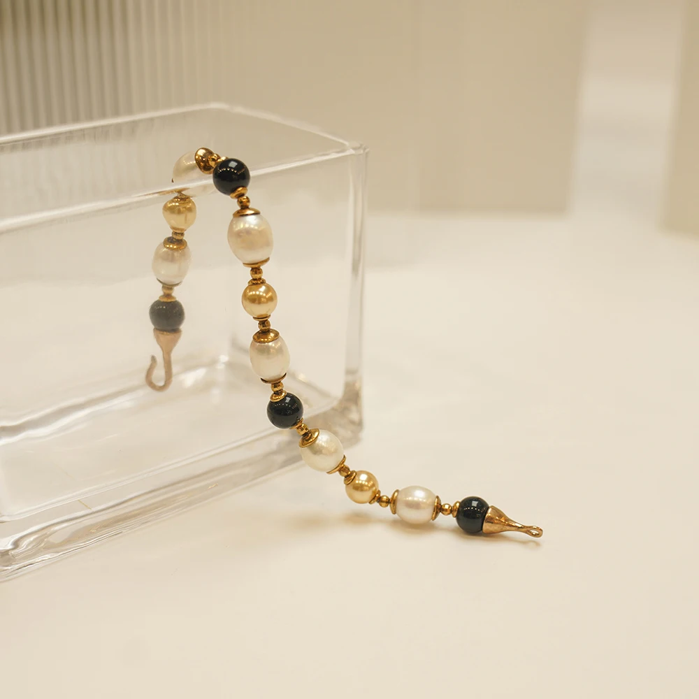 Boutique Vintage Off-white Charms Natural Pearl Bracelet