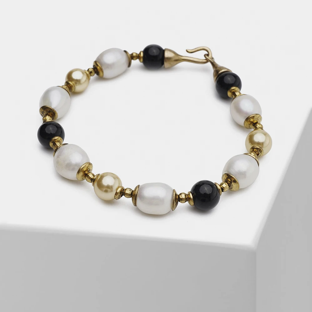 Boutique Vintage Off-white Charms Natural Pearl Bracelet