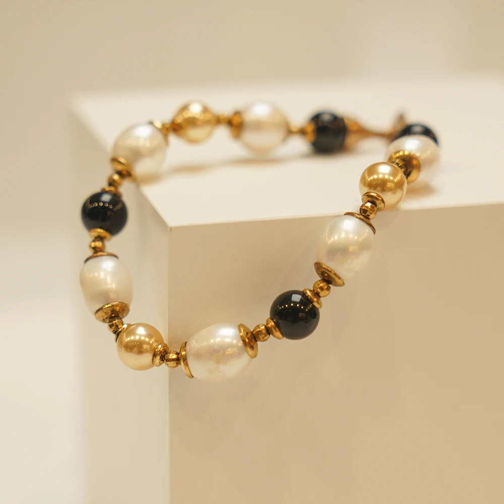 Boutique Vintage Off-white Charms Natural Pearl Bracelet