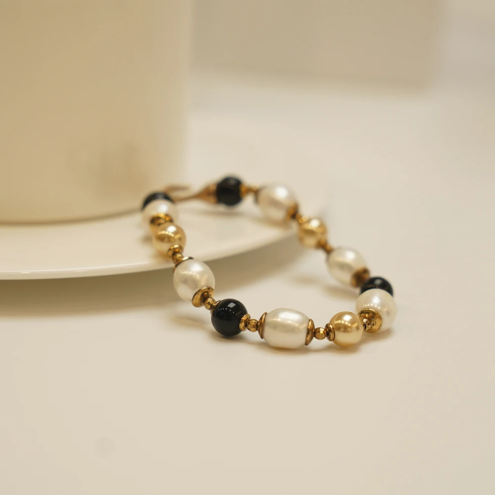Boutique Vintage Off-white Charms Natural Pearl Bracelet