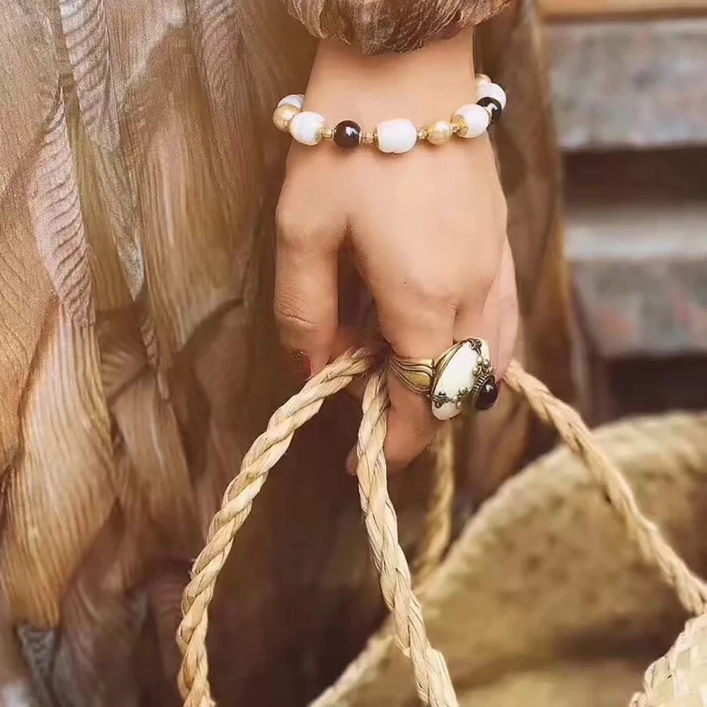 Boutique Vintage Off-white Charms Natural Pearl Bracelet