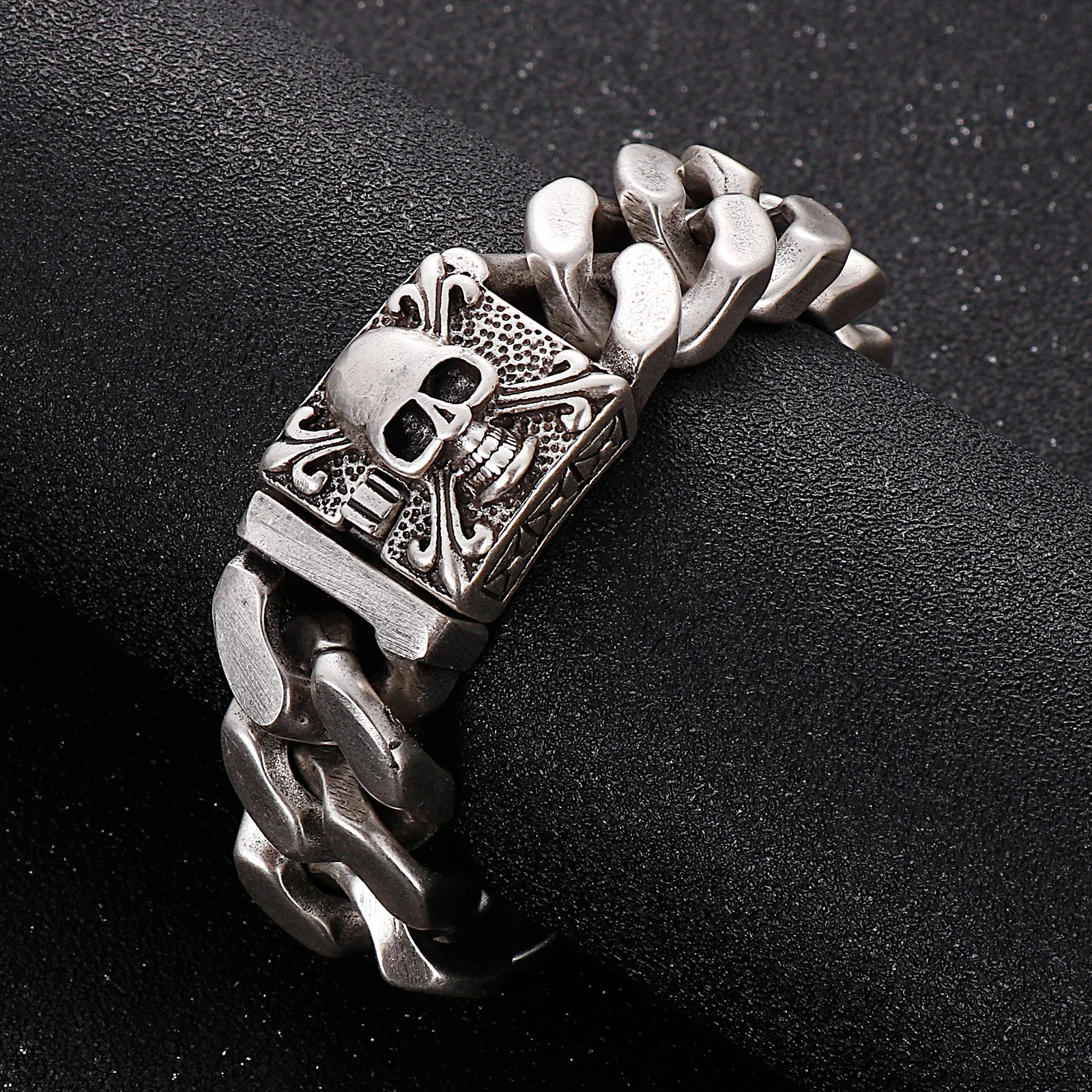 Stainless Steel Skull Clasp Curb Chain Bracelet
