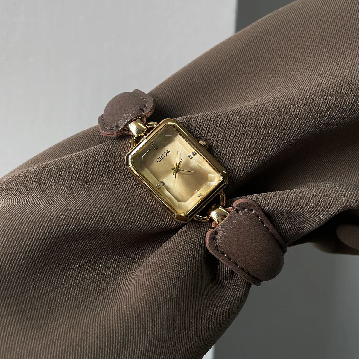 Retro Ladies Bracelet Watch 2025 – Elegant & Waterproof