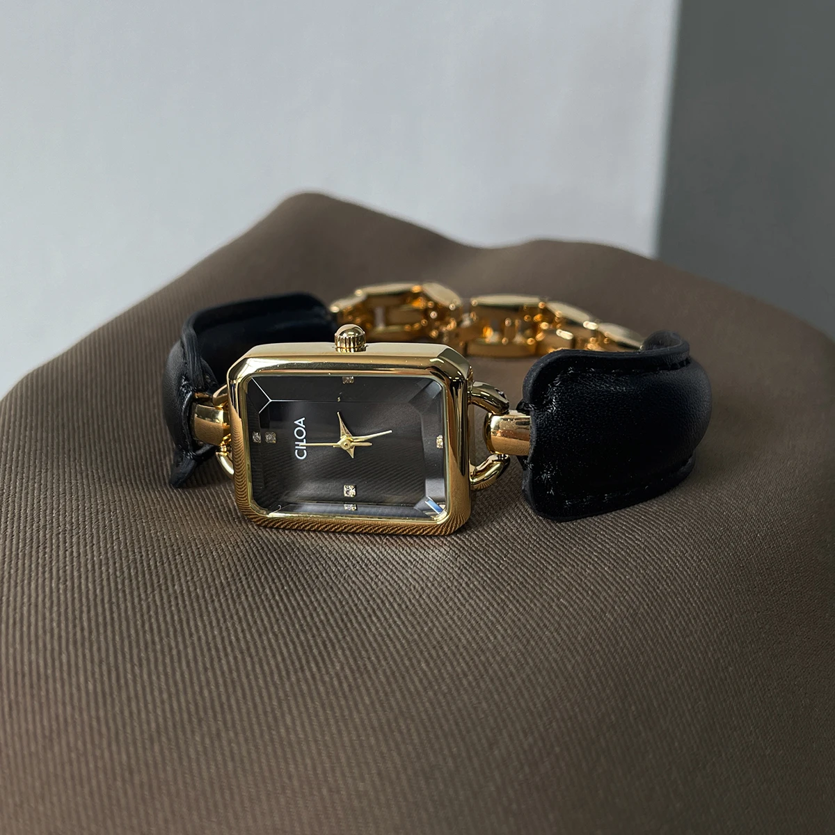Retro Ladies Bracelet Watch 2025 – Elegant & Waterproof
