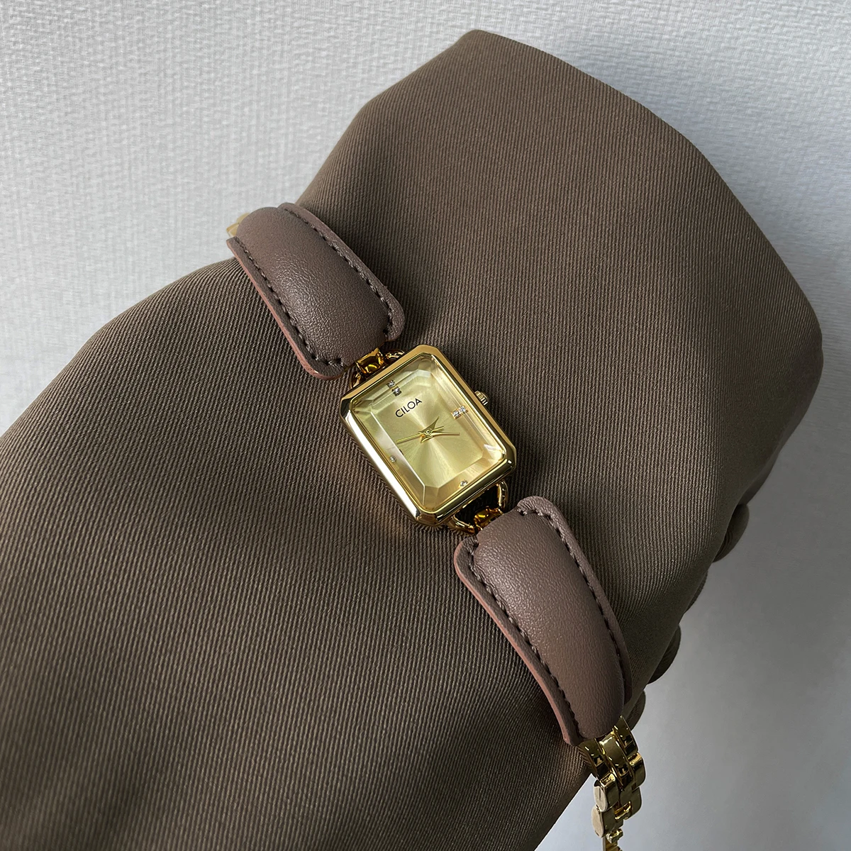 Retro Ladies Bracelet Watch 2025 – Elegant & Waterproof