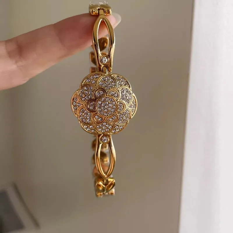 Women’s Gold Camellia Flip-Top Quartz Watch – Elegant Bracelet Style with Hidden Dial