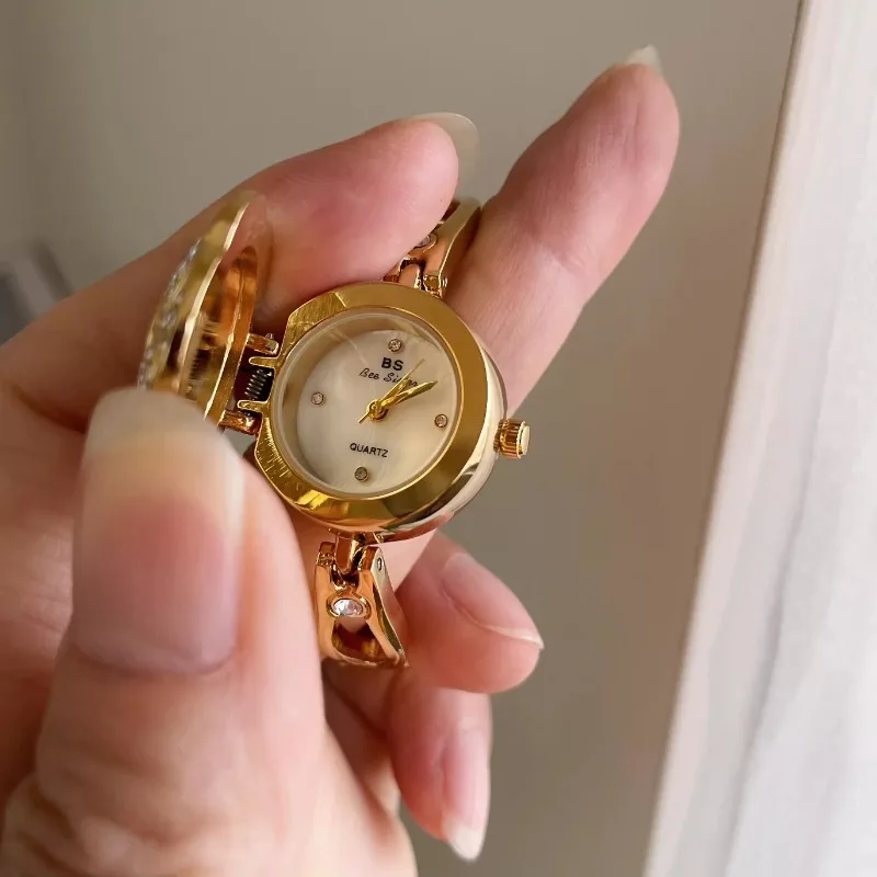 Women’s Gold Camellia Flip-Top Quartz Watch – Elegant Bracelet Style with Hidden Dial