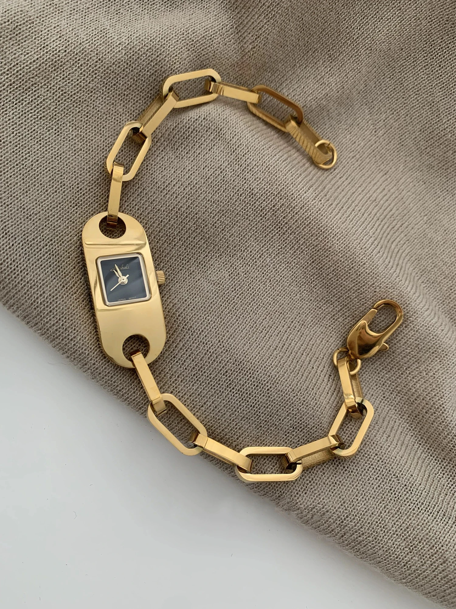 Stylish Bracelet Quartz Watch for Women – Gold & Silver Options Women's Watches Color: 01 