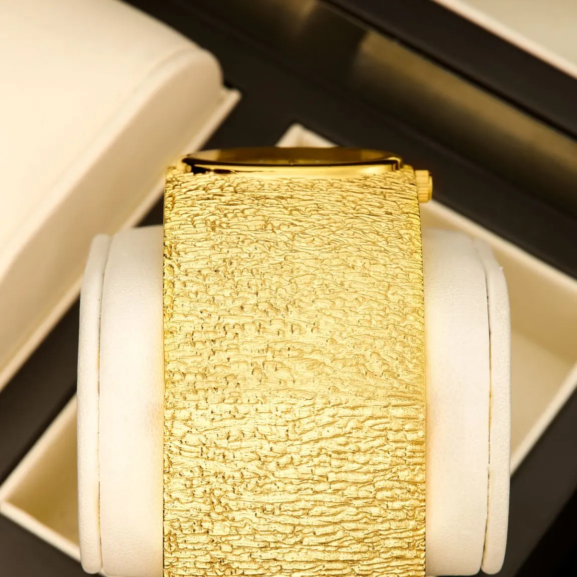 YaLaLuSi Luxury Women's Bracelet Quartz Watch Luxury Vintage Style Gold Women's Watch For Party Ladies Gift