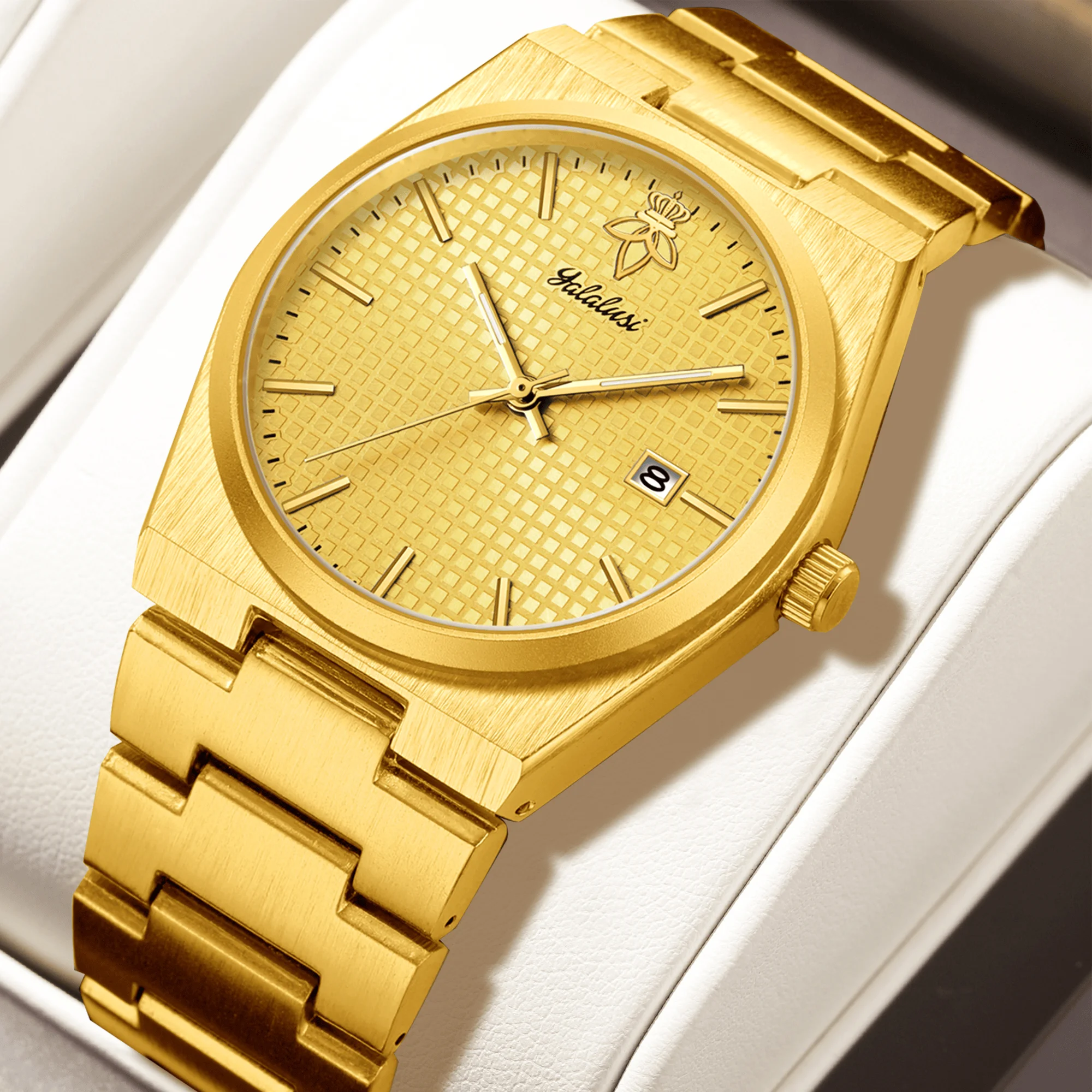 Retro gold men’s watch with black dial and link bracelet