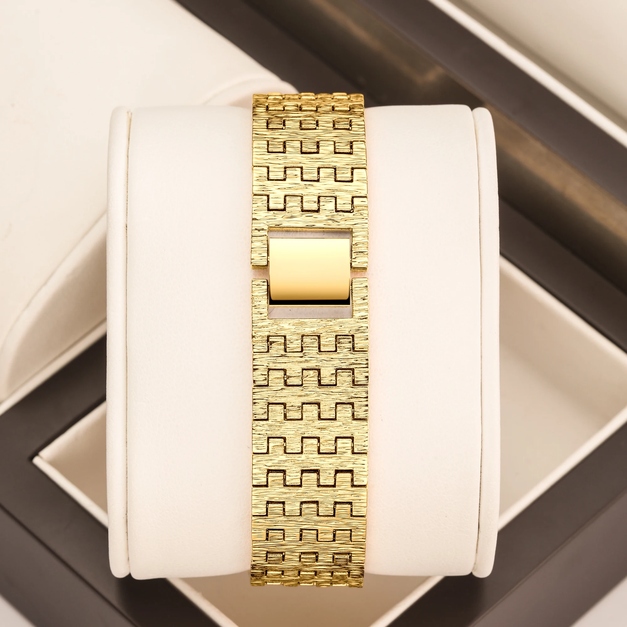 YaLaLuSi brand Women's Simple Elegant Quartz Watch Luxury Gold Messy Water Ripple Wristband Fashionable Gift Box Set Ladies Gift