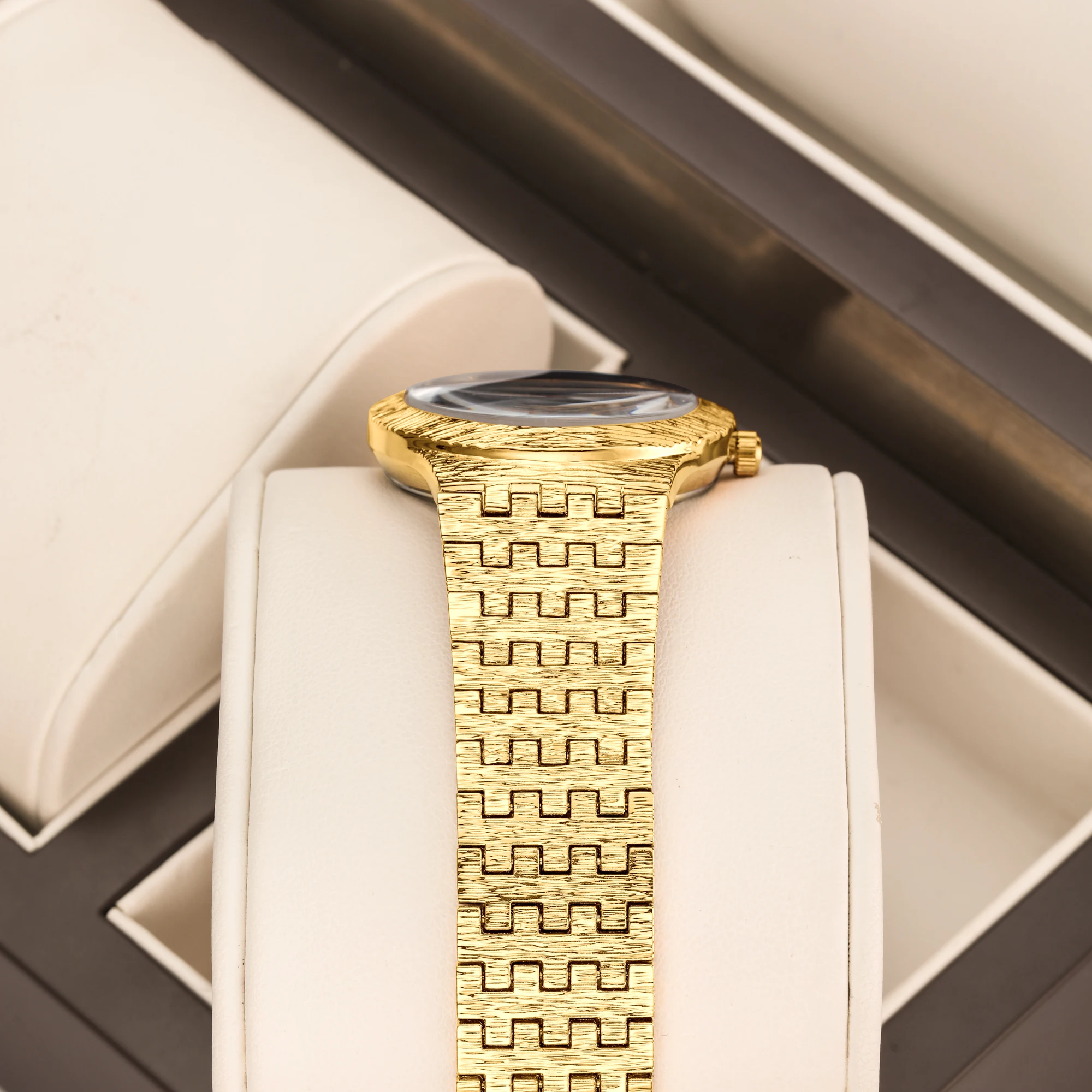 YaLaLuSi brand Women's Simple Elegant Quartz Watch Luxury Gold Messy Water Ripple Wristband Fashionable Gift Box Set Ladies Gift