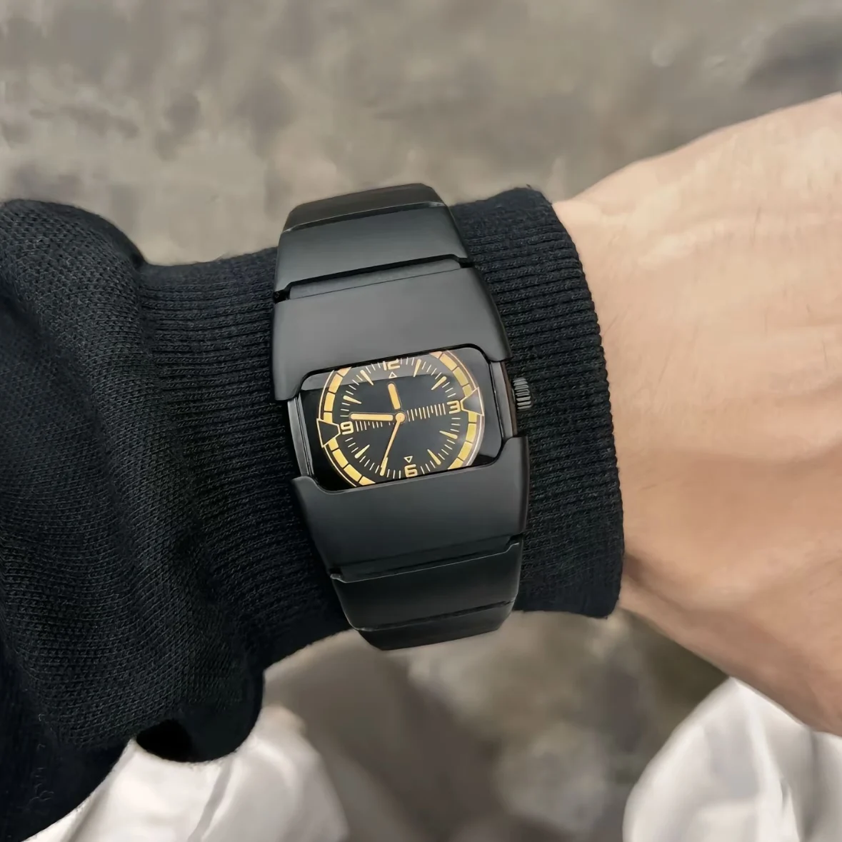 BENLYDESIGN L700 stainless steel watch with fluorescent glowing dial and geometric Y2K retro case.