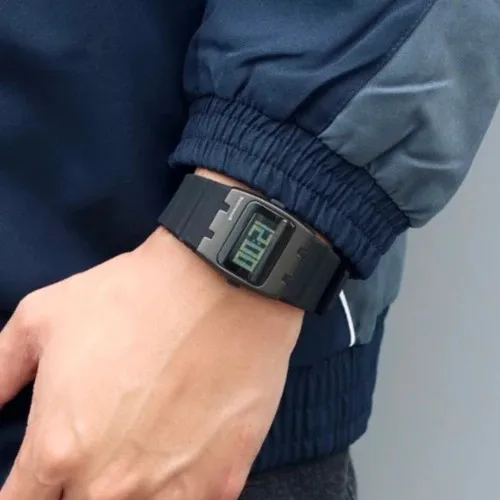 BENLYDESIGN Z8000 minimalist Y2K digital watch with clean LCD, scrolling animation, and silicone strap.