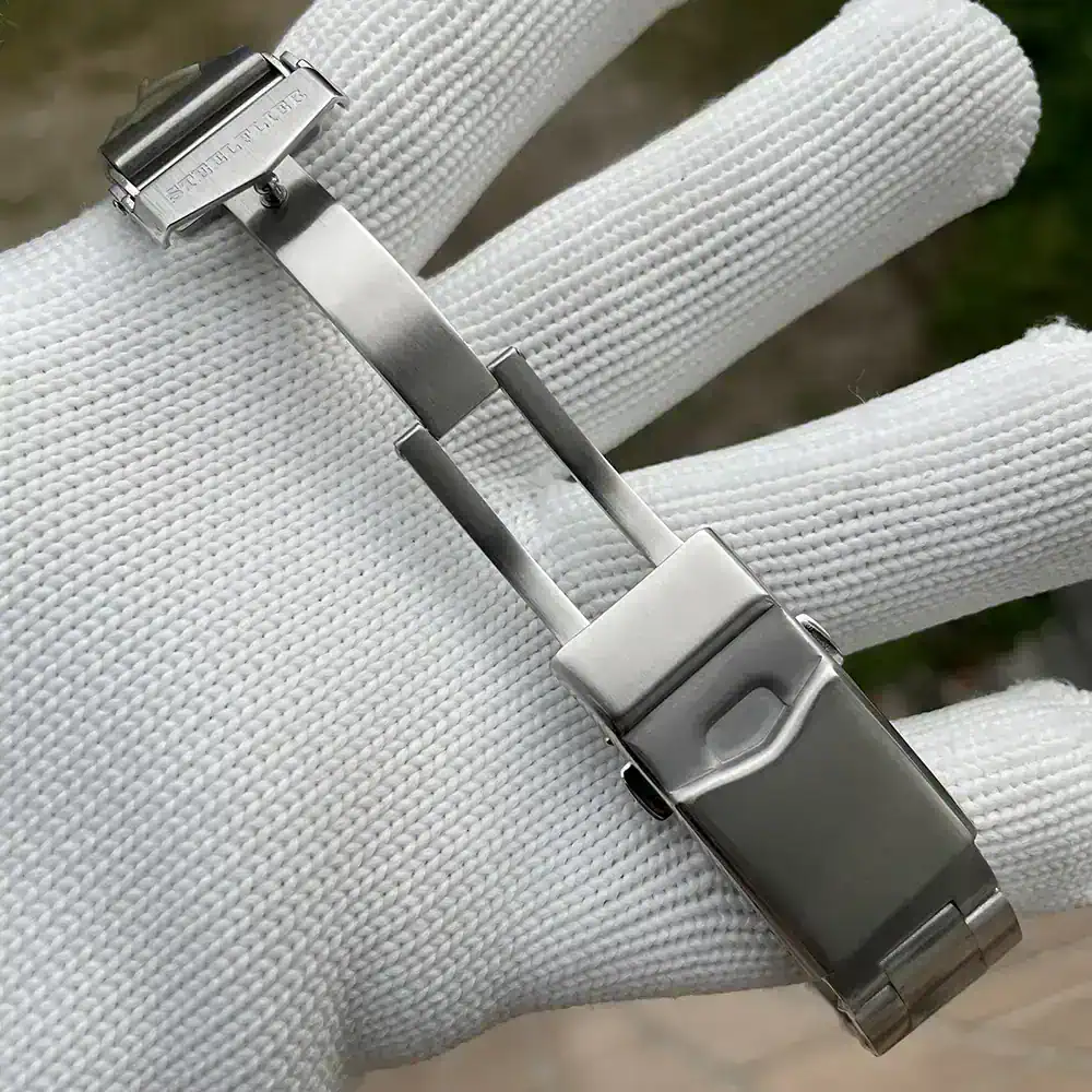 High-quality stainless steel jewelry bracelet for men and women.