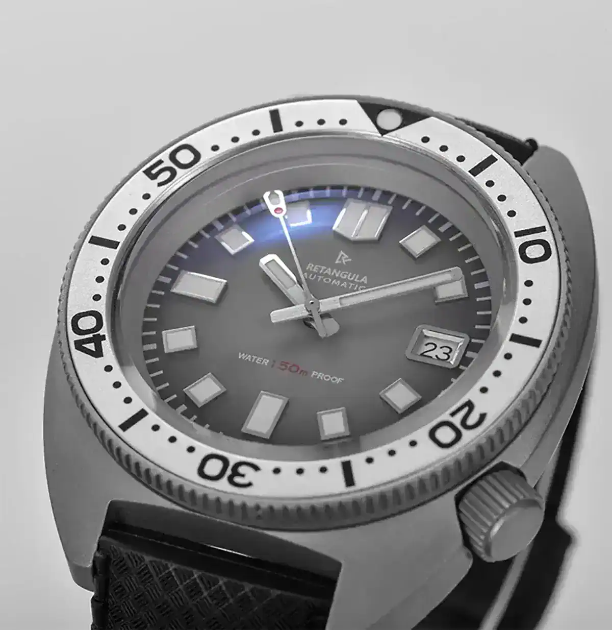 High-quality men's diving wristwatch with stainless steel case, black strap, and water resistance.