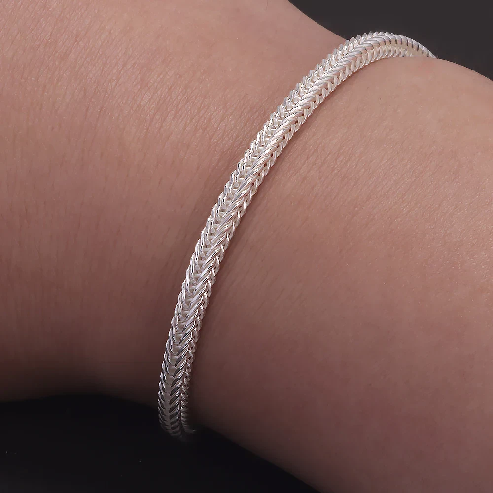Elegant silver Cuban link chain bracelet for women and men. Trendy, durable, and stylish jewelry accessory.