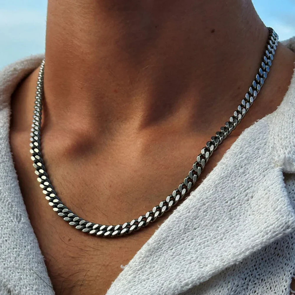 Elegant stainless steel men's chain necklace for a stylish look.