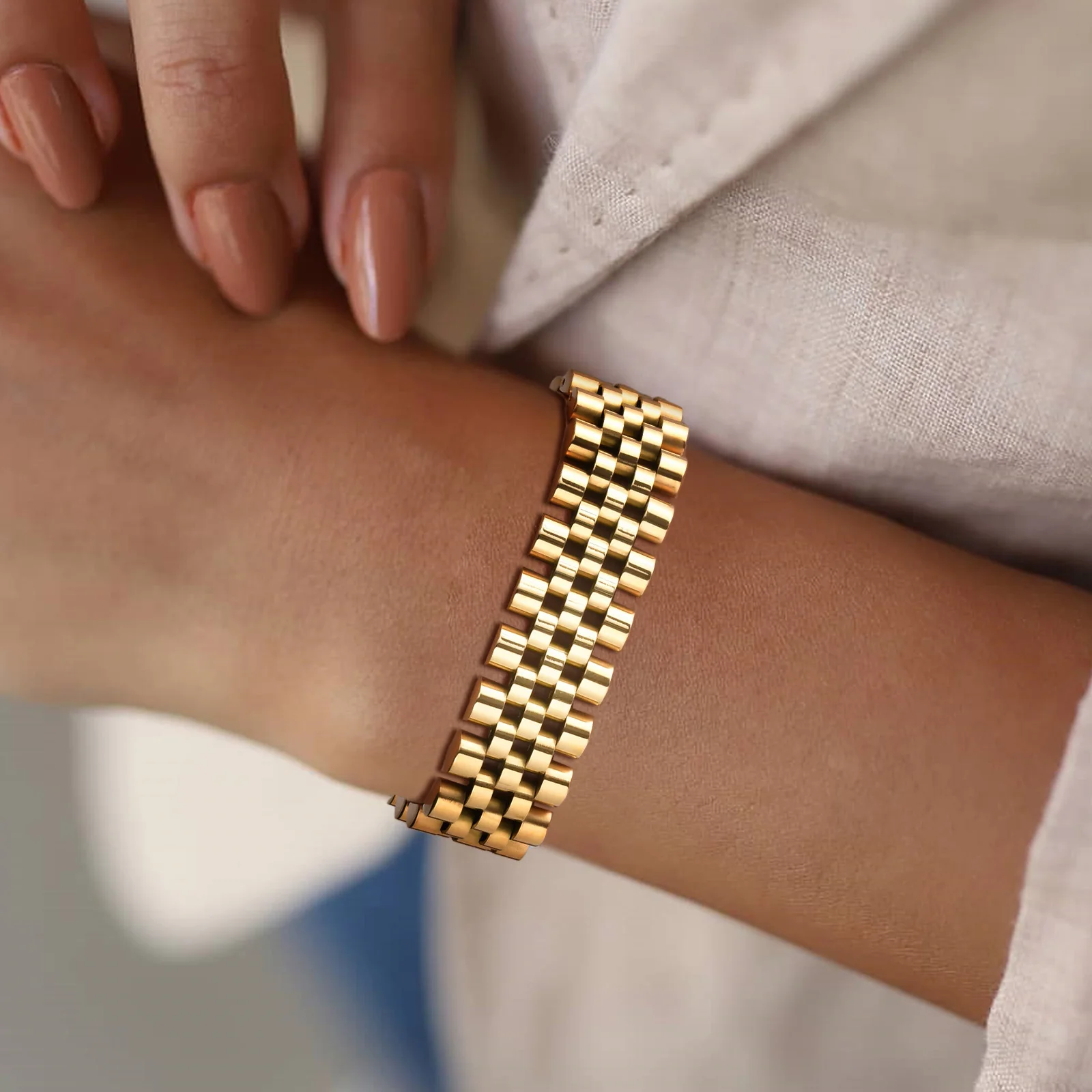 High-quality gold chain bracelet for women, stylish accessories for everyday wear.