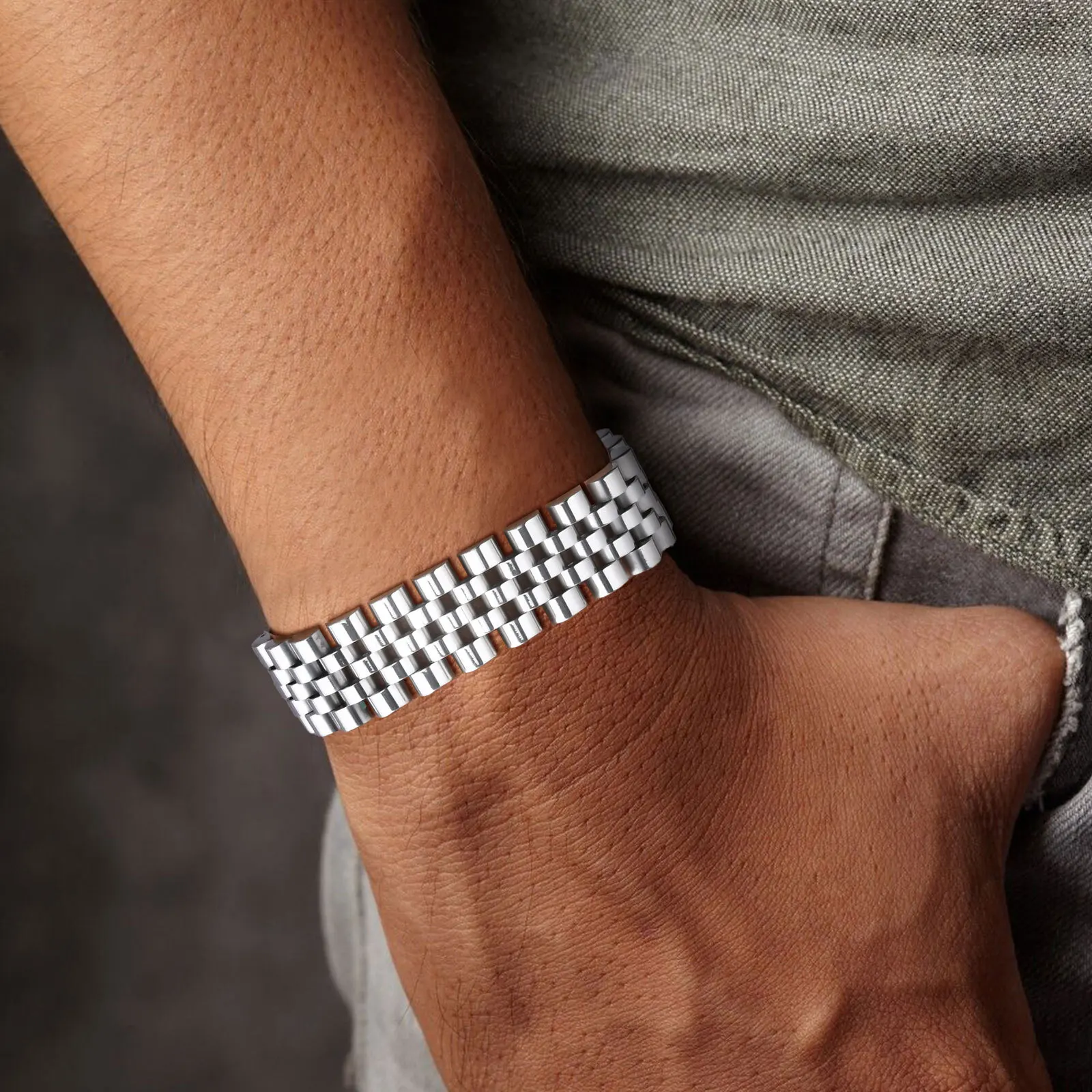 A stylish, durable silver chain bracelet perfect for everyday wear or special occasions.
