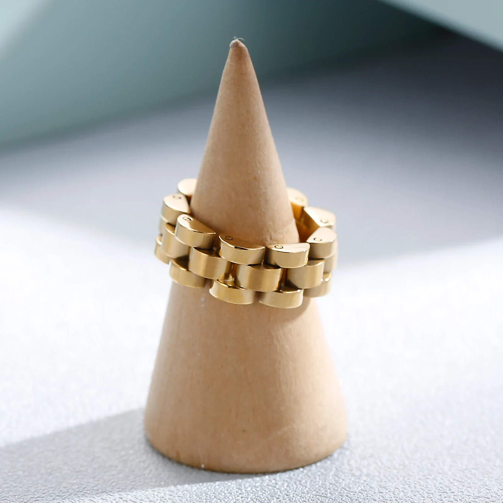 Elegant gold band ring with a polished finish, perfect for fashion-forward jewelry lovers.