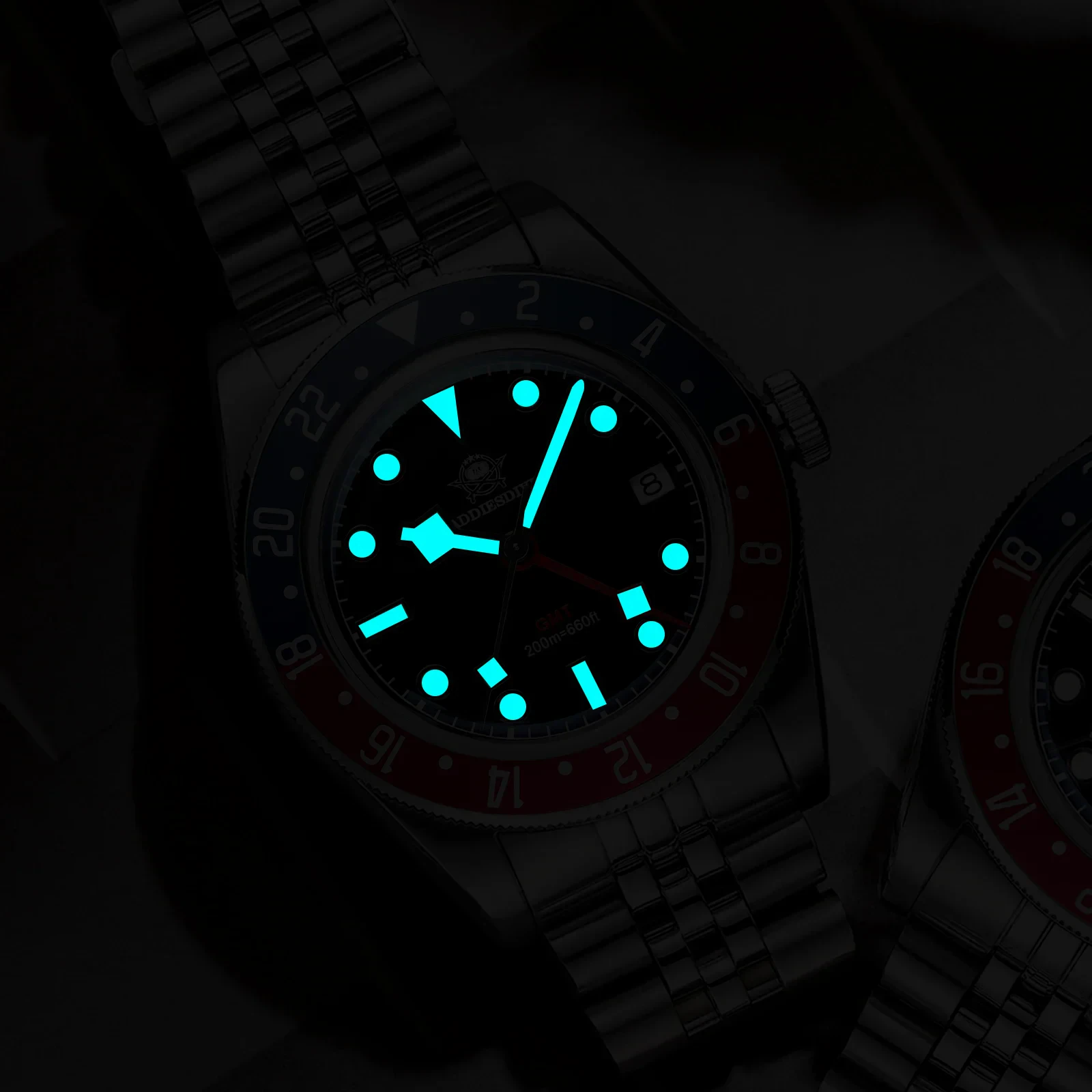 Glow-in-the-dark men's diver watch with luminous hands and hour markers for night-time visibility.