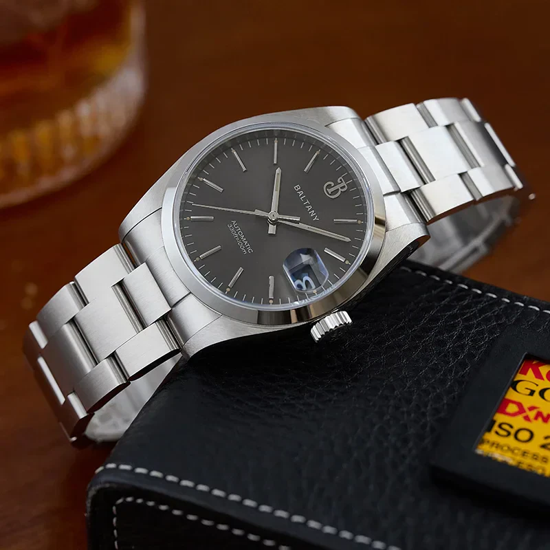 Elegant men's silver wristwatch with black face and date display.