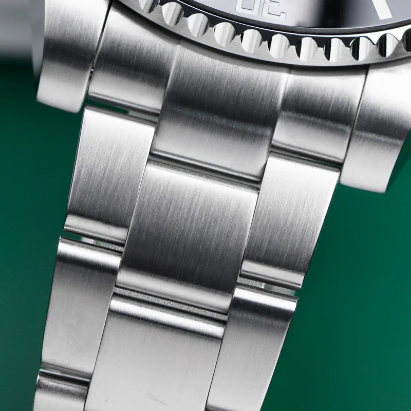 High-quality stainless steel watch strap for men's luxury watches.