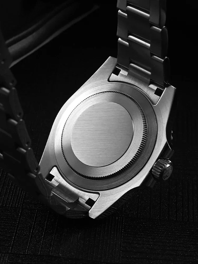 High-quality stainless steel wristwatch with black metal bracelet. Perfect for diving and everyday wear.