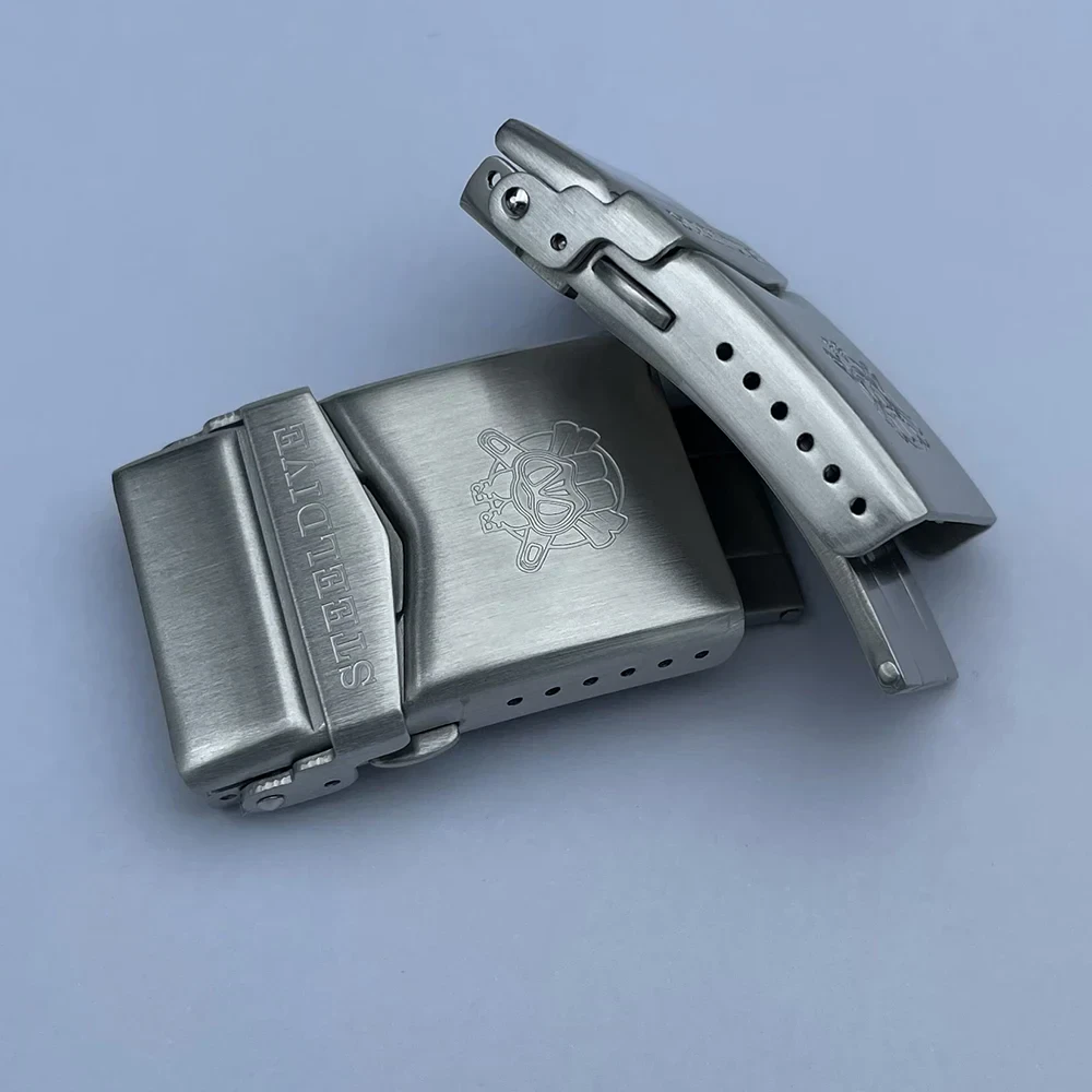 Stainless steel clasp for SD1953 ceramic bezel dive watch, water-resistant and durable.