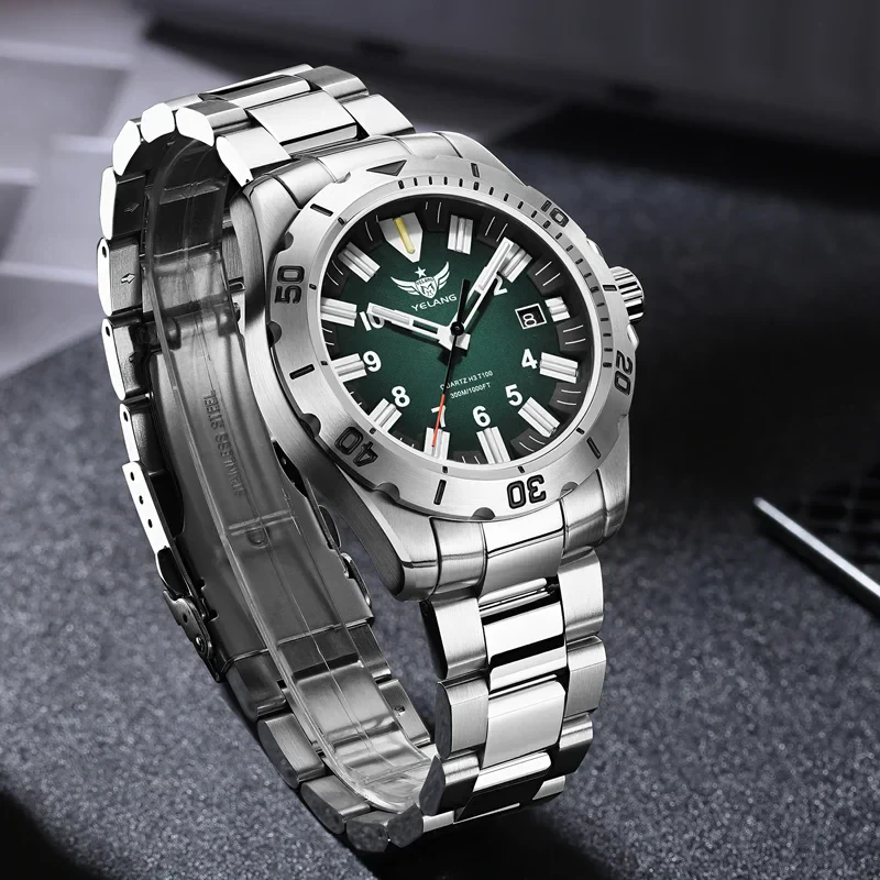 Yelang Men Pilot Watch 42mm Sport Military Quartz Wristwatch with Luminous Tubes.