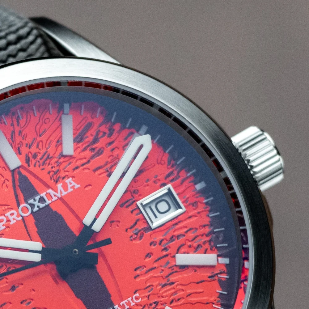 Automatic mechanical men's watch with luminous dial.