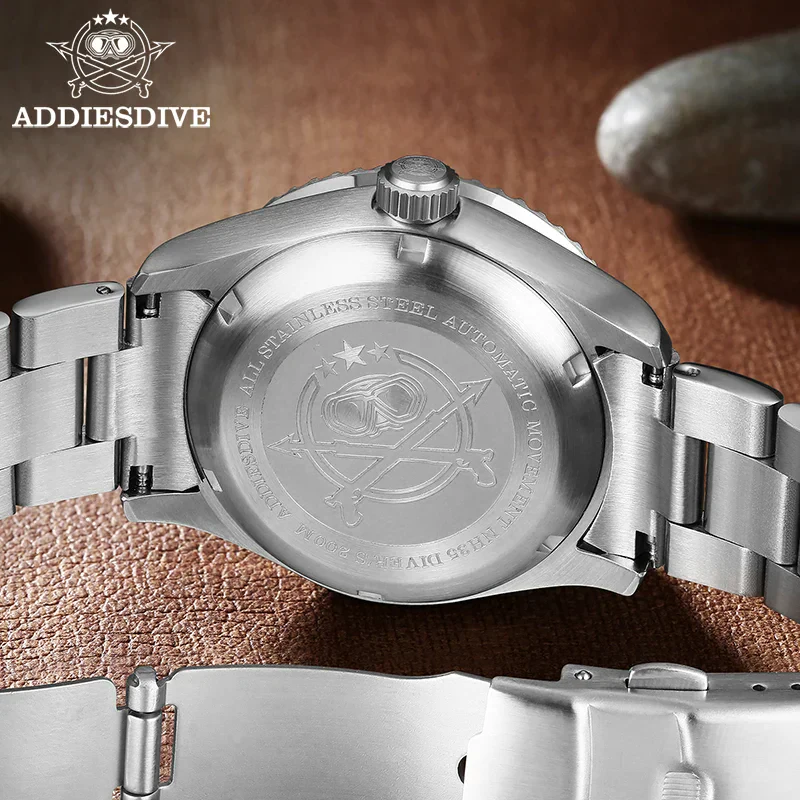 Automatic men's diving watch with sapphire glass and 200M water resistance.