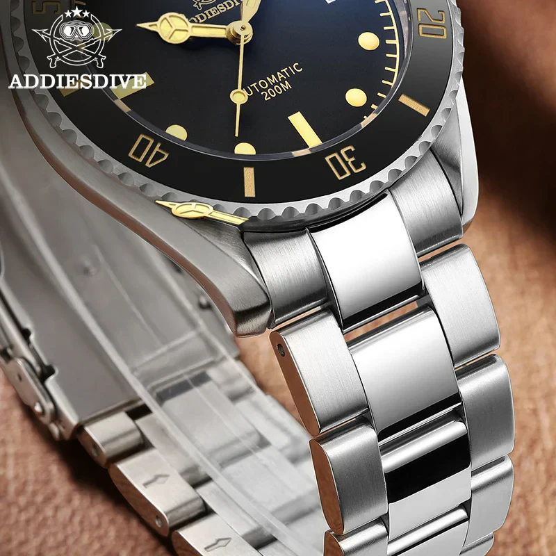 Automatic men's diving watch with sapphire glass and 200M water resistance.