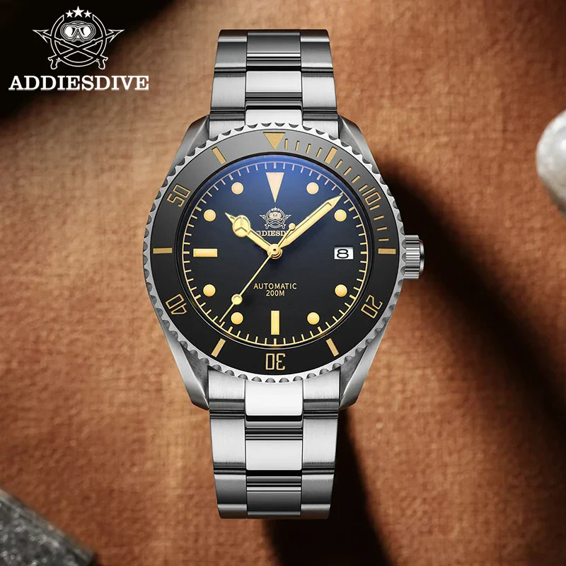 Automatic men's diving watch with sapphire glass and 200M water resistance.