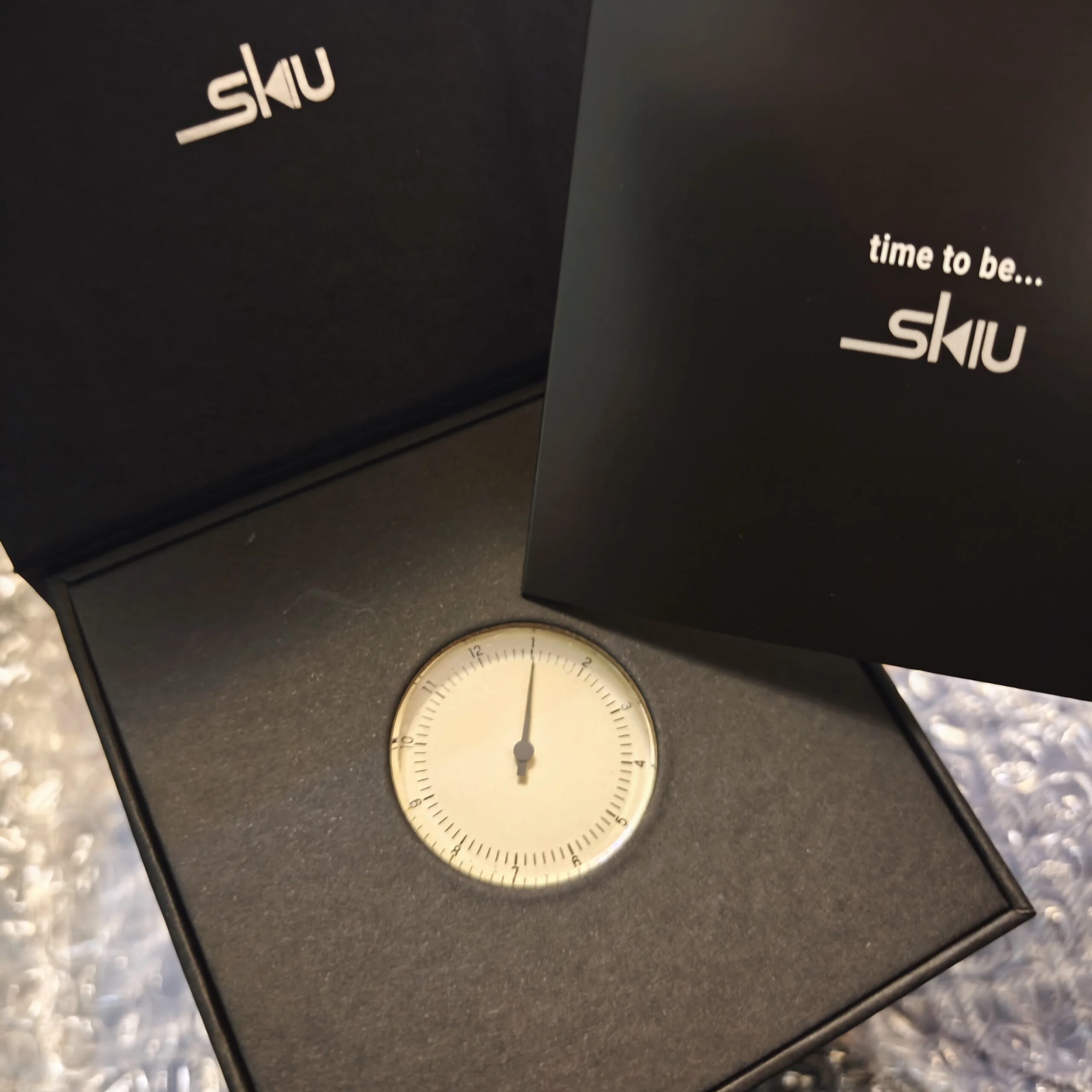 Elegant men's retro quartz watch in a black box, perfect for stylish occasions.