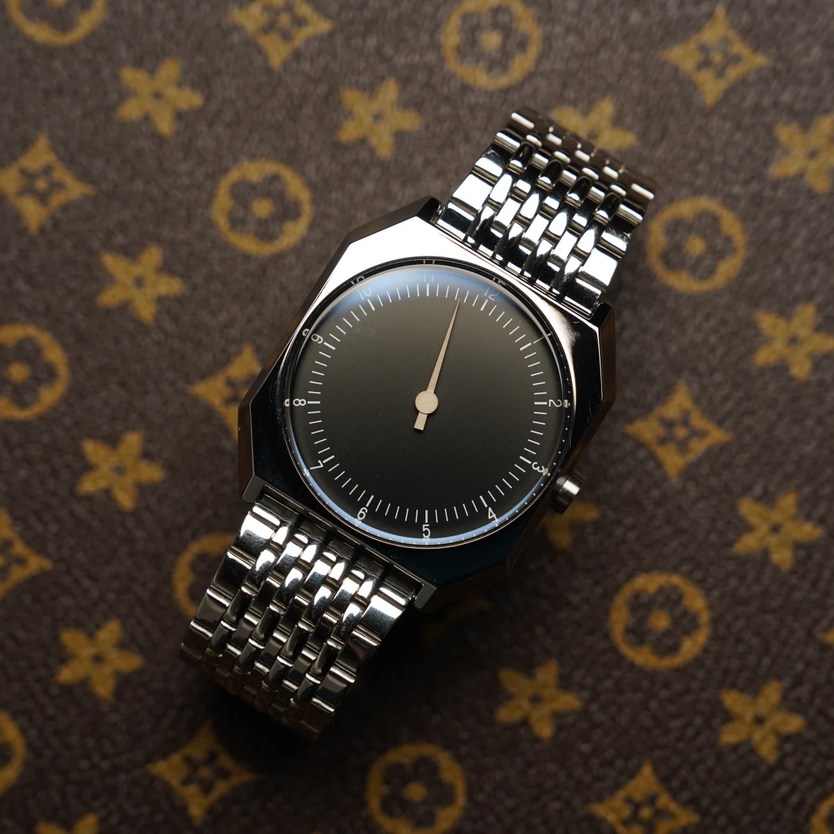 Stylish men's vintage square quartz wristwatch with alloy case and metal band.