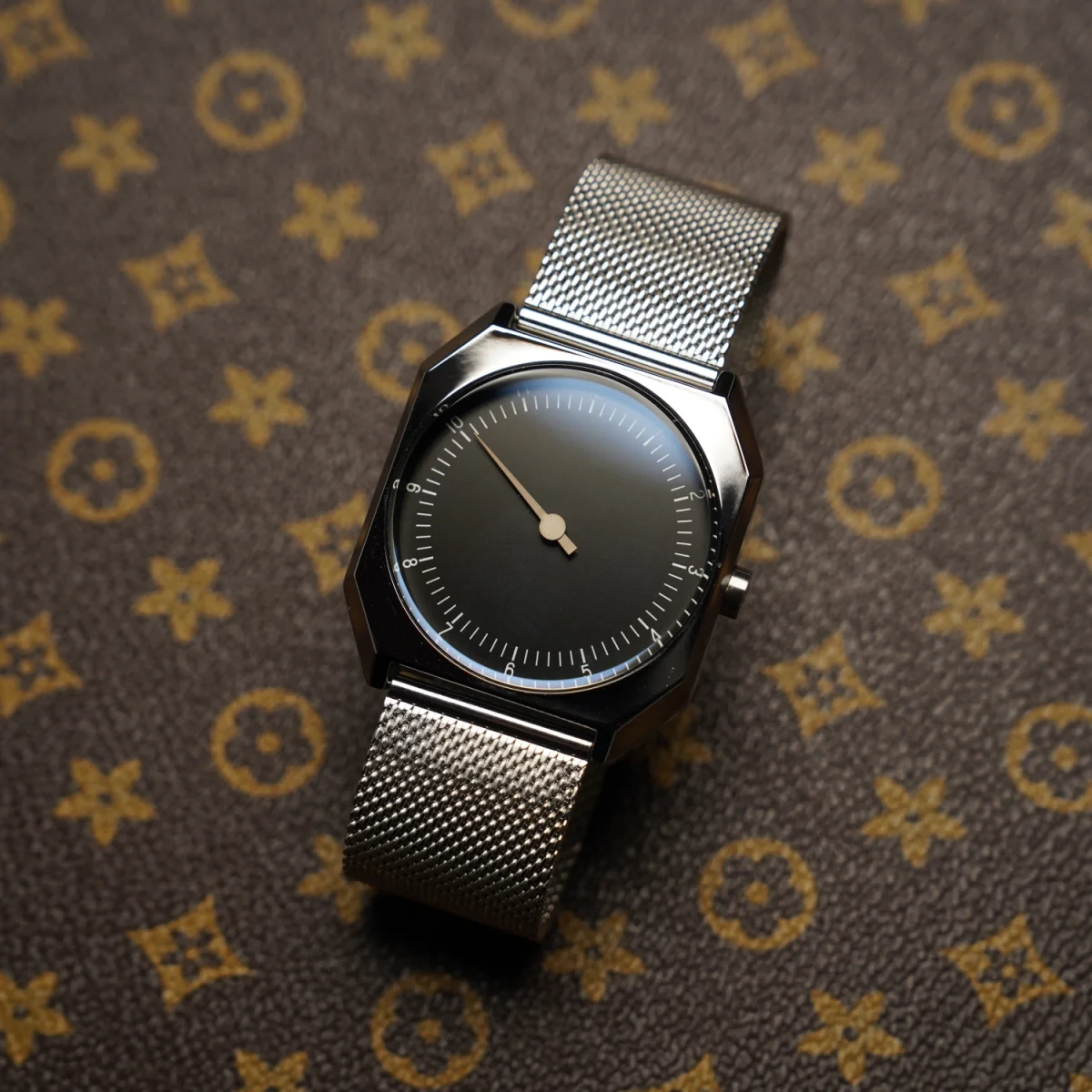 Stylish vintage men's square watch with alloy case and mesh strap.