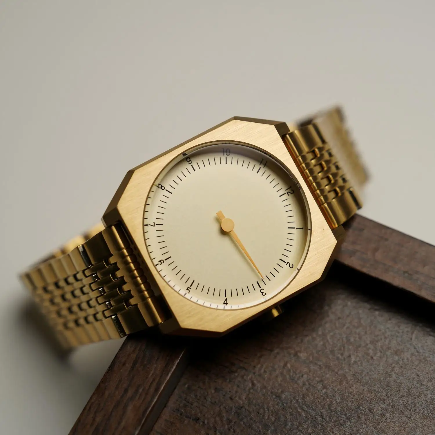 Luxury gold men's watch with minimalist dial and retro design. Perfect for stylish men seeking uniqu.