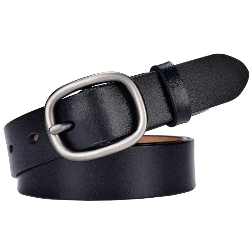 Elegant black leather women's belt with a classic buckle, perfect for jeans and casual outfits. Dura.