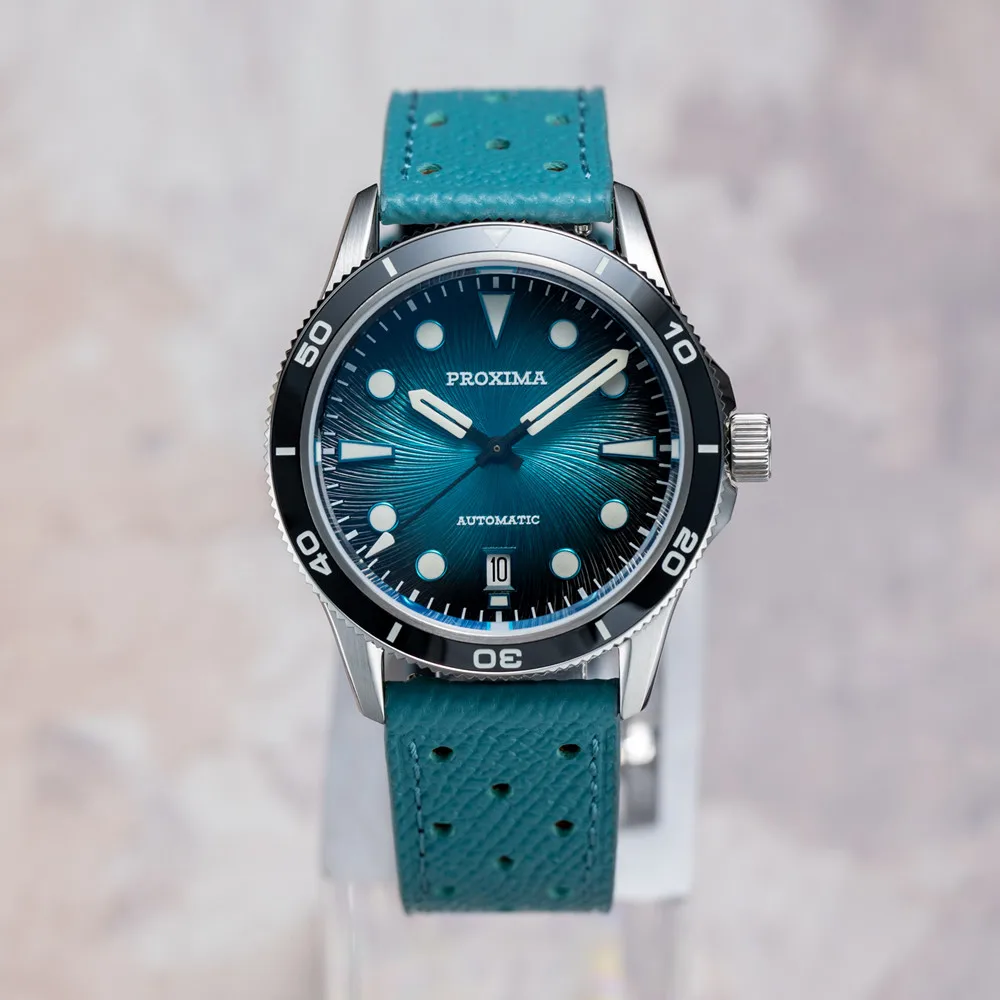 Men's luxury dive watch with sapphire glass and 10Bar water resistance.