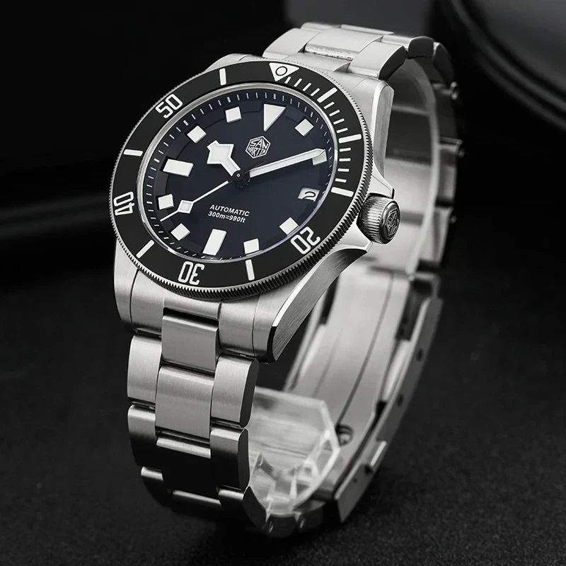 San Martin SN0121TD titanium diving watch with automatic movement, 300m water resistance.