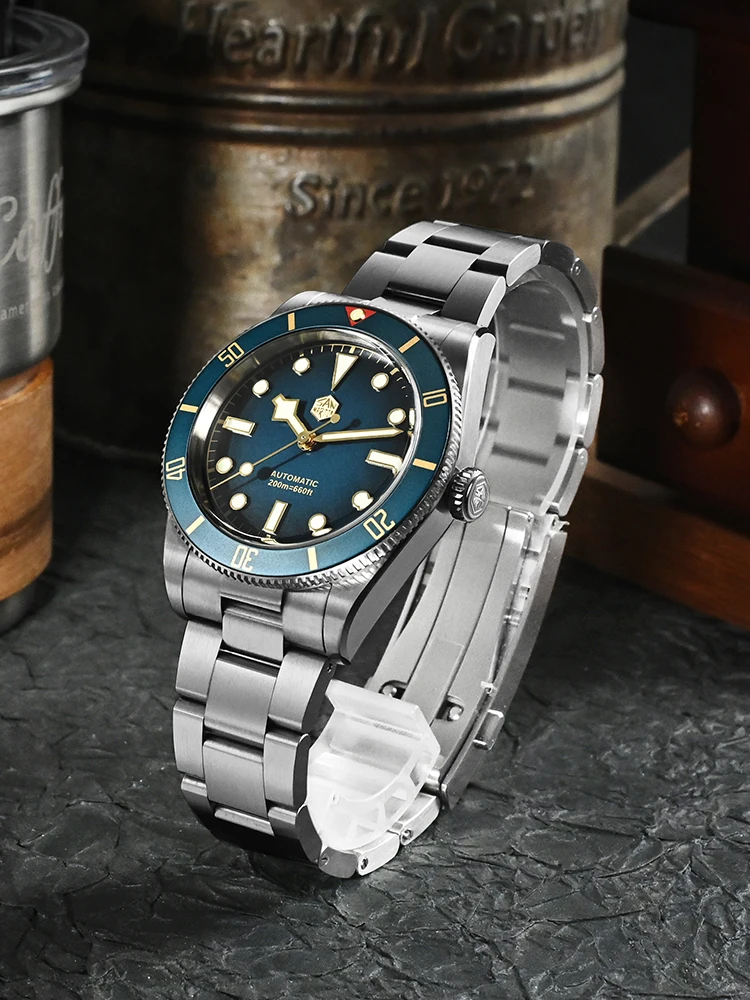 Automatic Men’s Diver Watch with Sapphire Crystal.