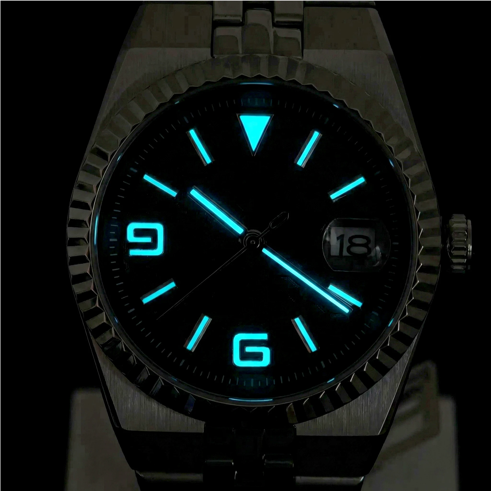 Automatic men's pilot watch with luminous hands and markers, sapphire crystal, and 100M water resist.