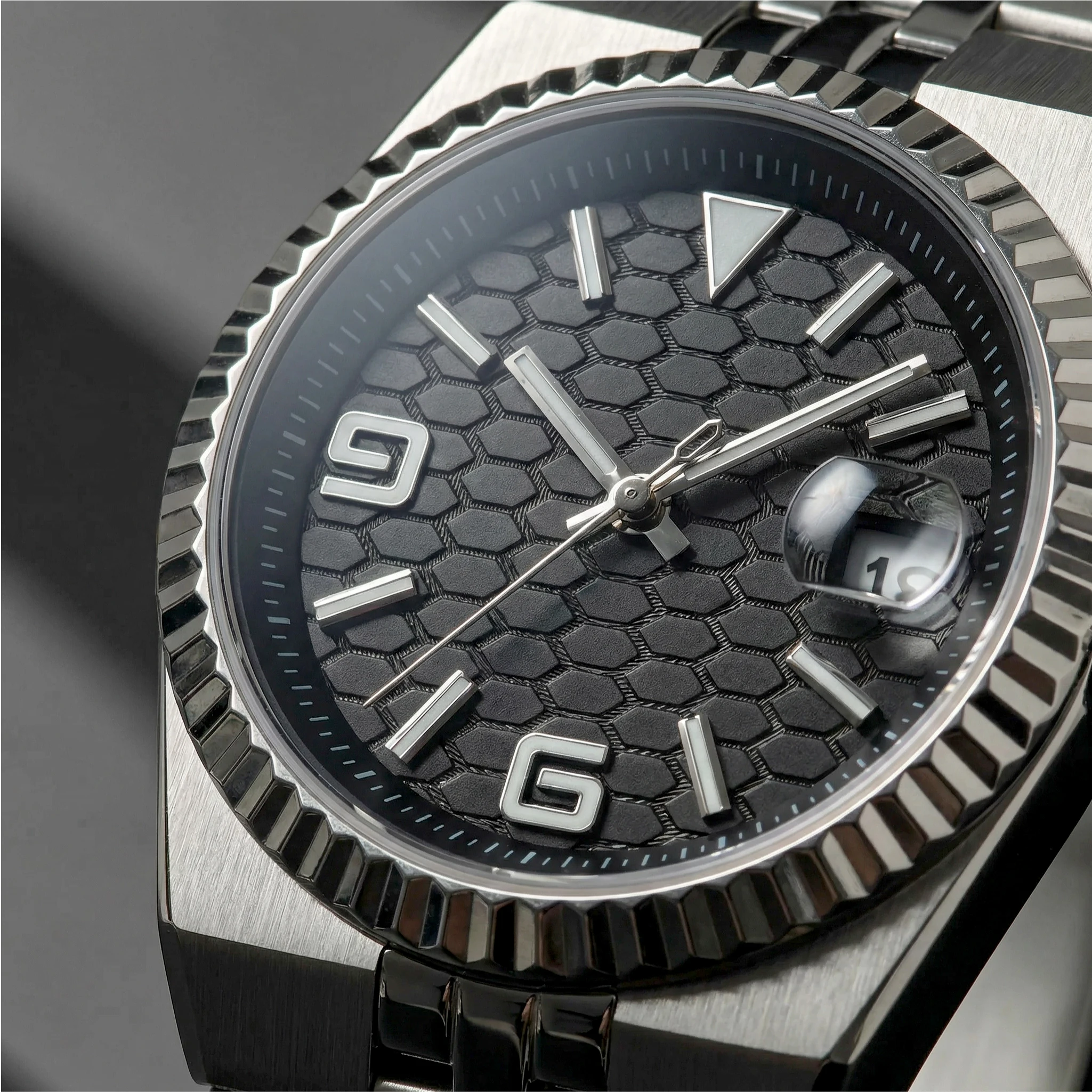Elegant men's pilot watch with sapphire crystal and luminous features.