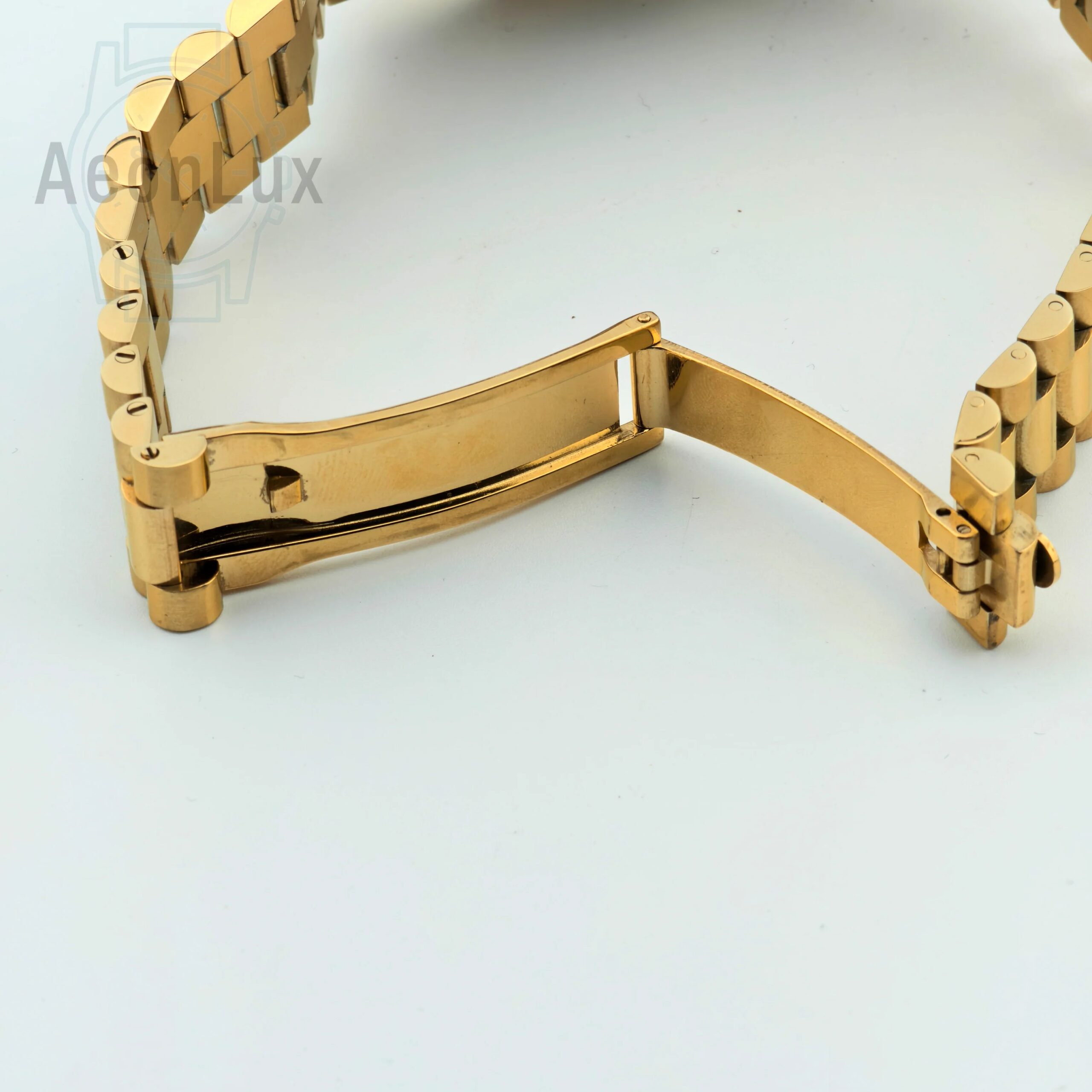 High-end men's gold luxury watch with diamond details and sapphire glass. Automatic movement, calend.