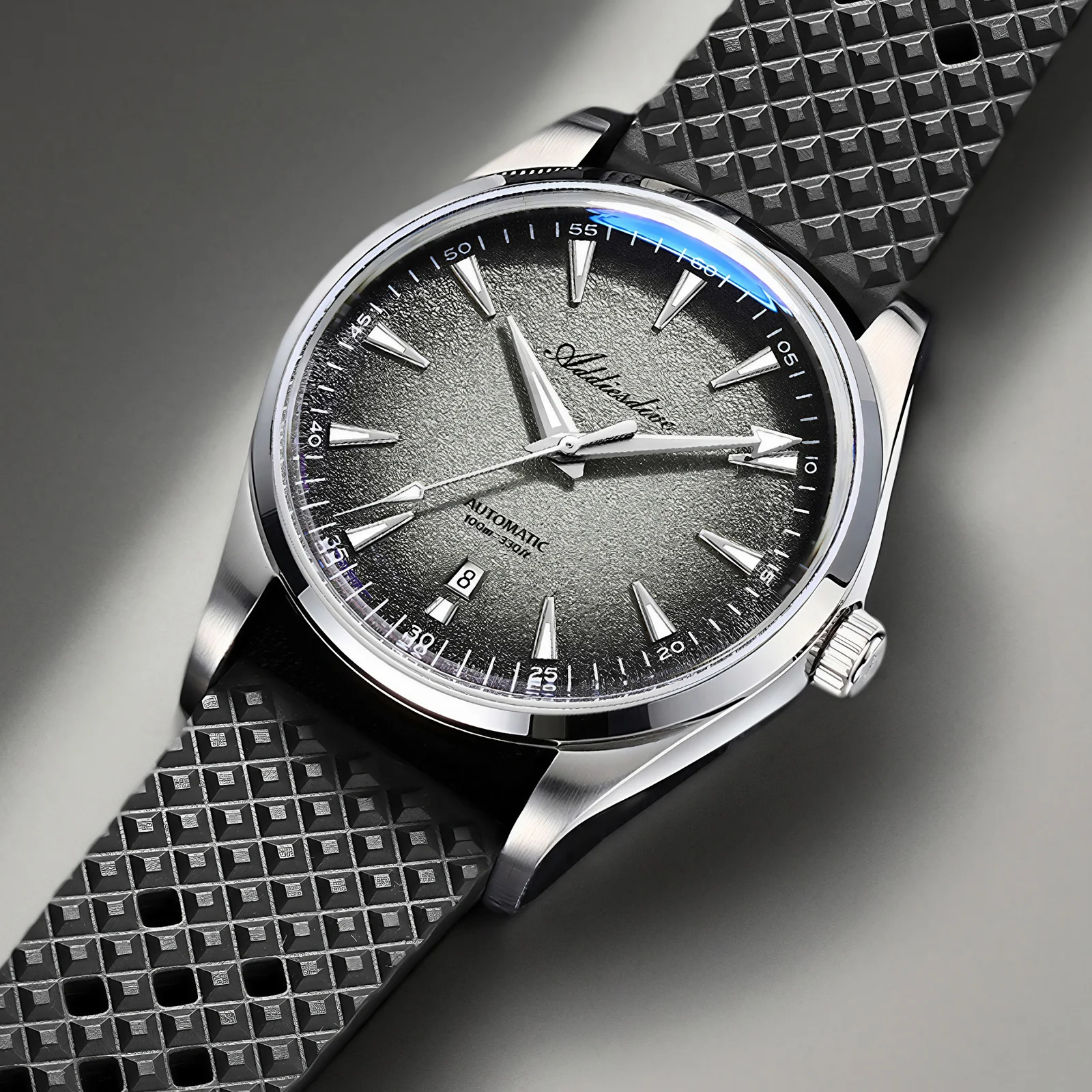 Men's automatic watch with blue luminous dial, stainless steel case, 10Bar waterproof.