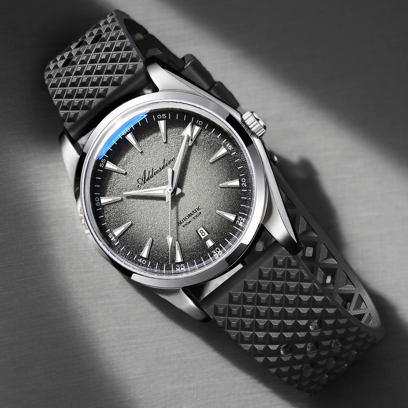 Automatic men's watch with blue luminous dial and 316L stainless steel strap.