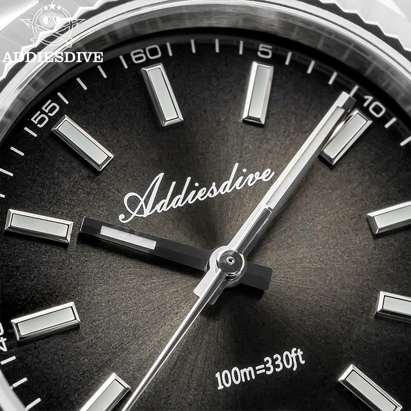 Elegant men's luxury watch with luminous BGW9 dial and Jubilee strap.
